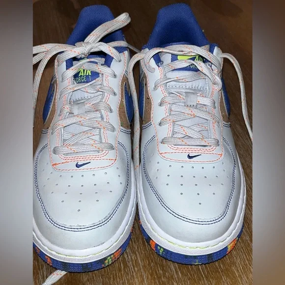 Nike Big Kids Air Force 1 LV8. Very lightly used. Size 4Y. Retail $105 - Picture 13 of 16